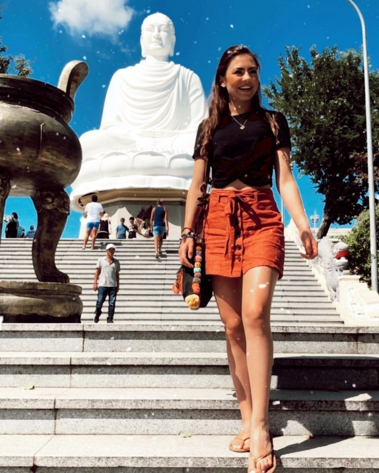 La jovencita, Monserrat Hogaza