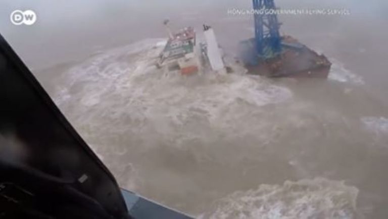 Momento en que se hunde el barco 