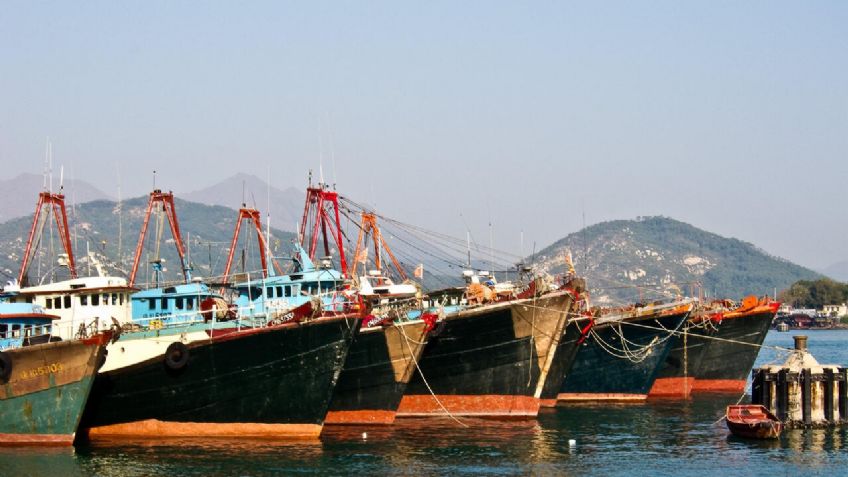 Barco industrial se parte en dos por tormenta tropical; estiman que hay más de 24 fallecidos