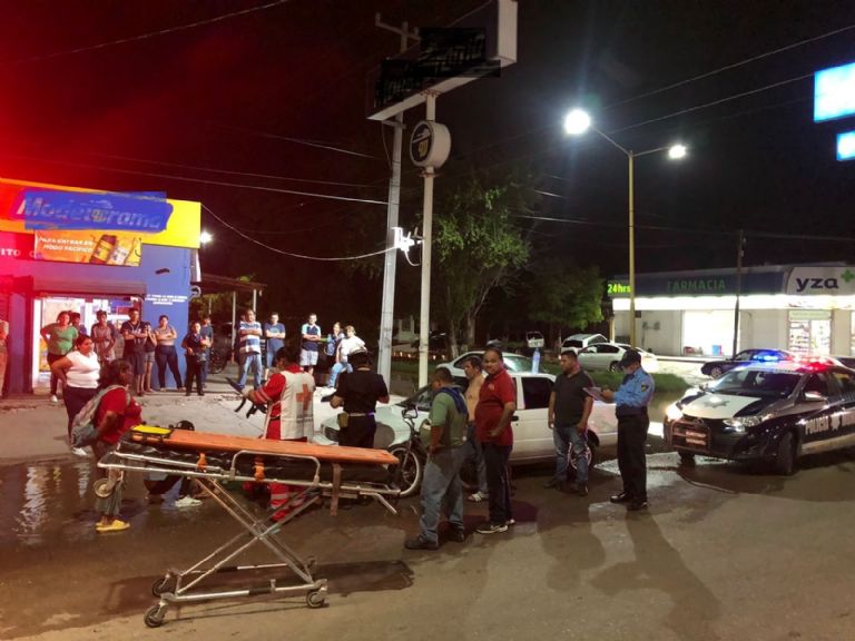 Autoridades se movilizaron para socorrer a un adulto mayor que resultó con lesiones tras ser atropellado. Foto: Facebook