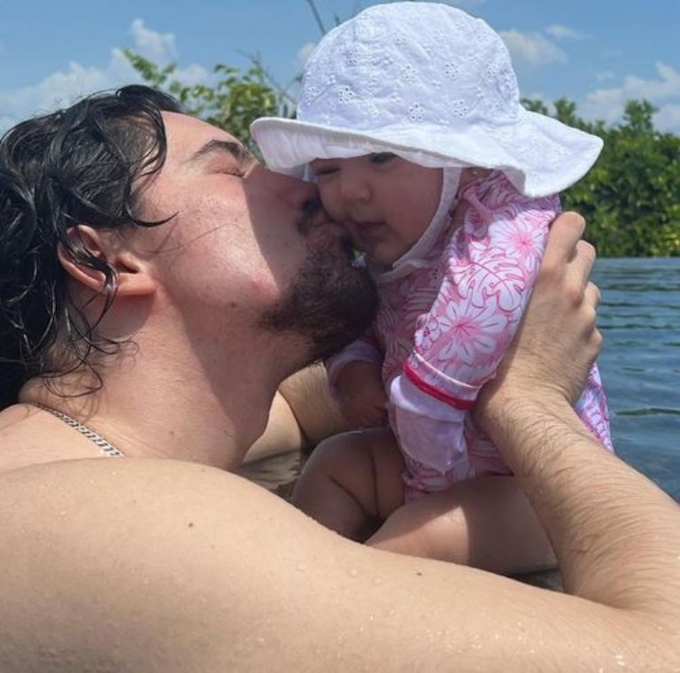 Alex Fernández y Mía en la playa
