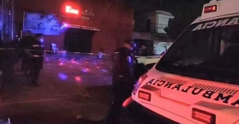 Autoridades llegan al sitio del crimen