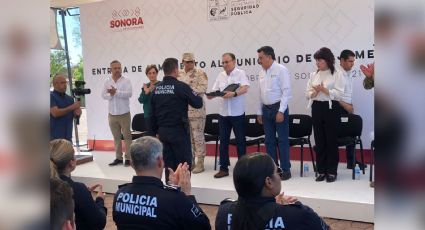 Alfonso Durazo, gobernador de Sonora, entrega armas a policías del municipio de Cajeme