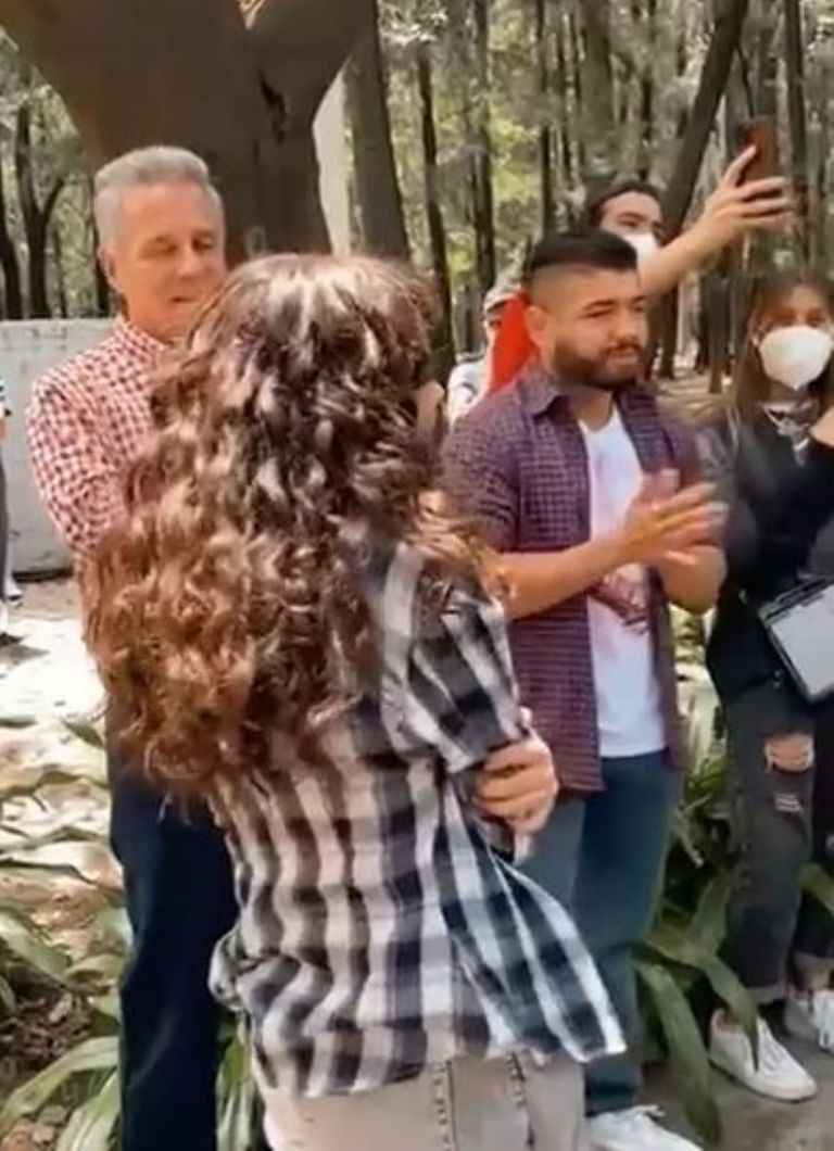 Alexis Ayala le canta 'Las Mañanitas a María Perroni'