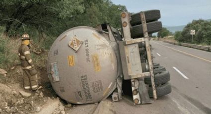 Reportan volcadura de una pipa con aceite de motor en la carretera Cananea-Ímuris