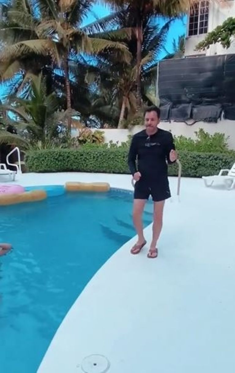 Eugenio Derbez baila el tema de 'Marimar'