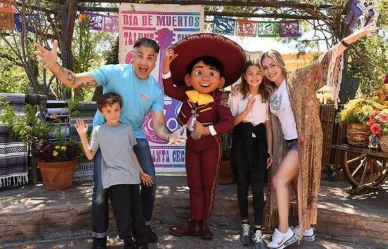 Jaime Camil en Disneylandia 