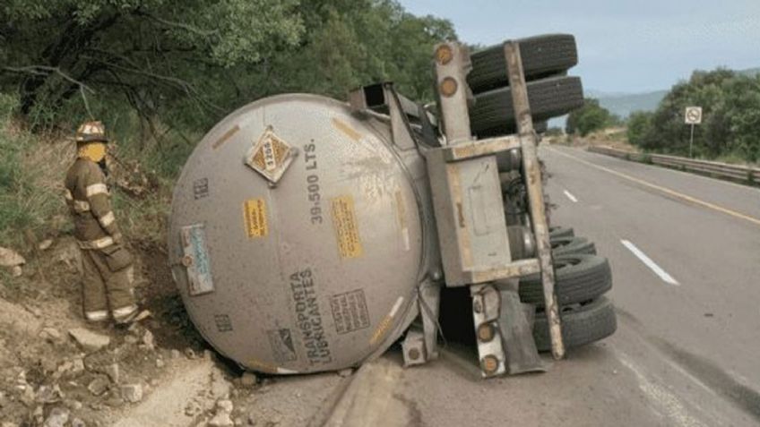 Reportan volcadura de una pipa con aceite de motor en la carretera Cananea-Ímuris