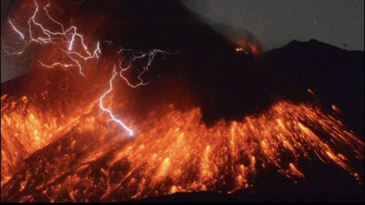 (VIDEO) Autoridades de Japón emiten alerta máxima por erupción del volcán Sakurajima