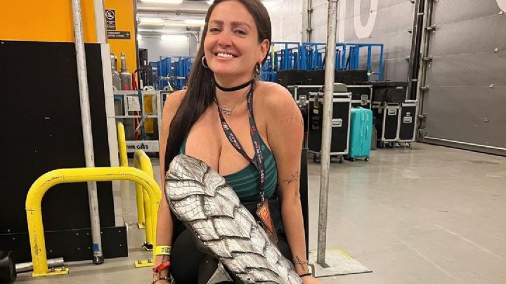 ¿Por desplante? Miembro de KISS vierte botella con agua a Celia Lora; así fue el momento