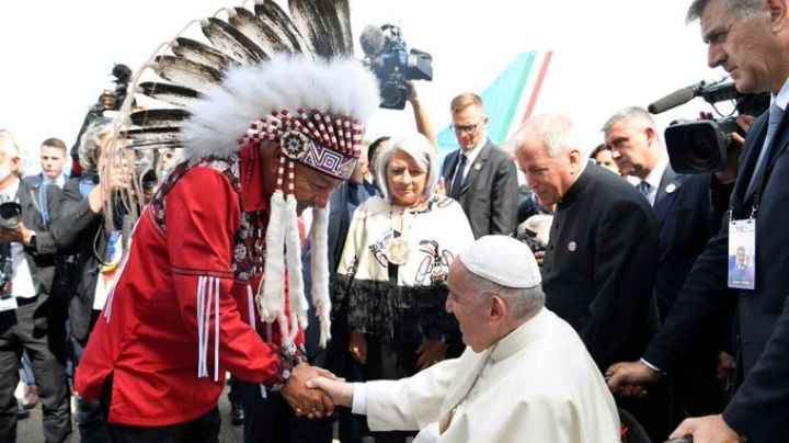 "Estoy dolido": Papa Francisco llega a Canadá y pide perdón a los indígenas por abusos