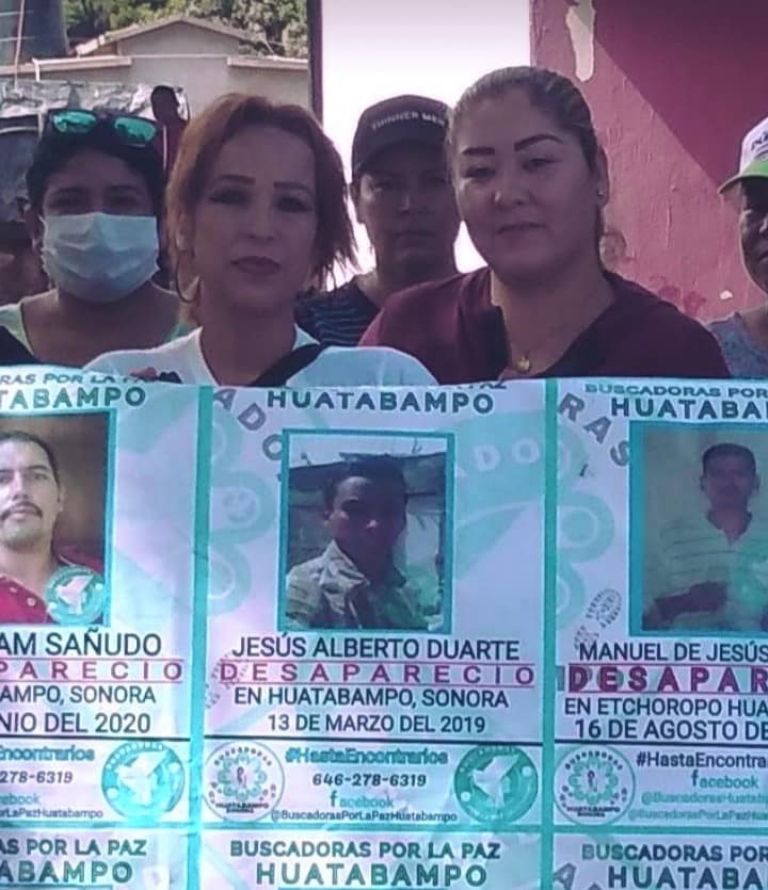 Brenda Jazmín junto a sus compañeras de colectivo