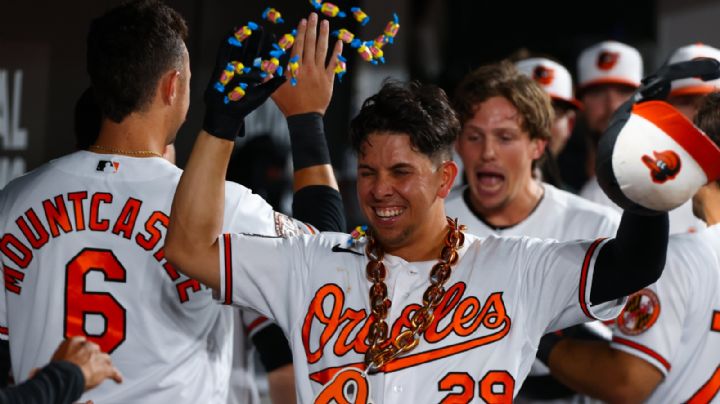 ¡Poder sonorense! Ramón Urías le gana el duelo a Isaac Paredes en las Grandes Ligas