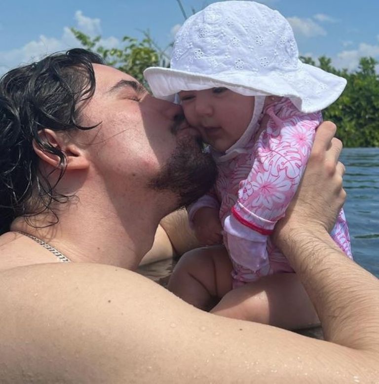 Mía Fernández en el mar