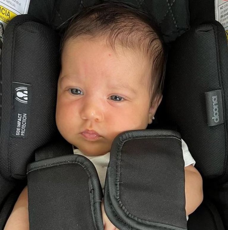 Mía Fernández recibe sus vacunas