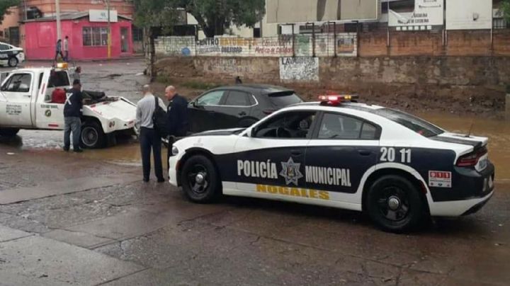 Nogales: Por no hacer caso a advertencias, conductor es multado por cruzar arroyo crecido