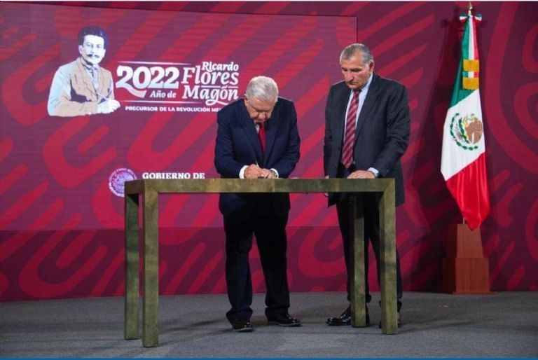 El presidente AMLO firma decreto para abastecer de agua a Nuevo León; a un lado, el secretario de Gobernación, Adán Augusto. Foto: Internet