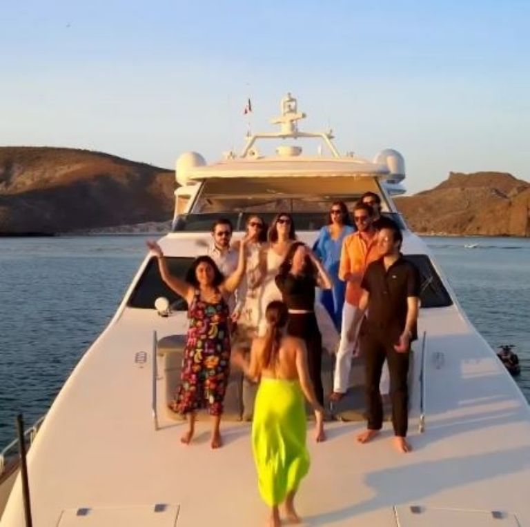 Paulina Goto celebra en un yate