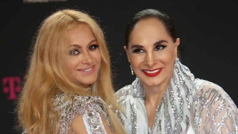 Paulina Rubio, de luto, por la muerte de su madre, Susana Dosamantes. Foto: Internet