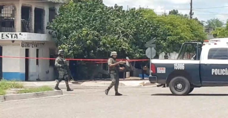 Autoridades trabajan en la escena del crimen