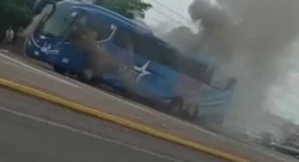 (FOTOS) Pánico: Con pasajeros a bordo, autobús arde en llamas en la carretera Internacional