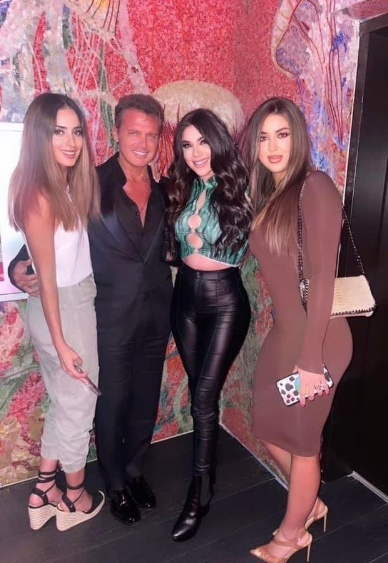 Luis Miguel reaparece en redes sociales rodeado de tres mujeres. Foto: Instagram