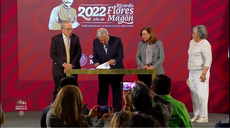 AMLO firma iniciativa que enviará al Congreso para eliminar el Horario de Verano. Foto: Gobierno de México
