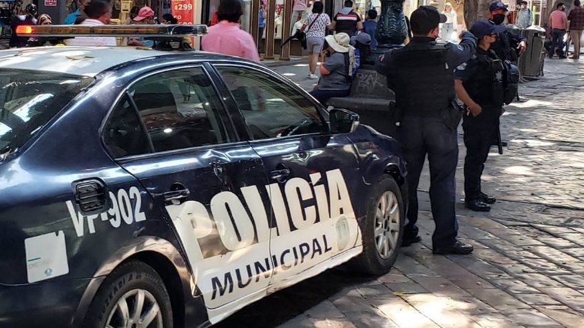 Orlando y Alejandro son descubiertos mientras abusaban de una menor en una tienda de Puebla