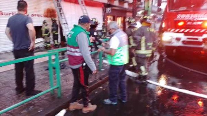 FOTOS: Incendio en popular plaza del Centro causa pánico y moviliza al cuerpo de Bomberos