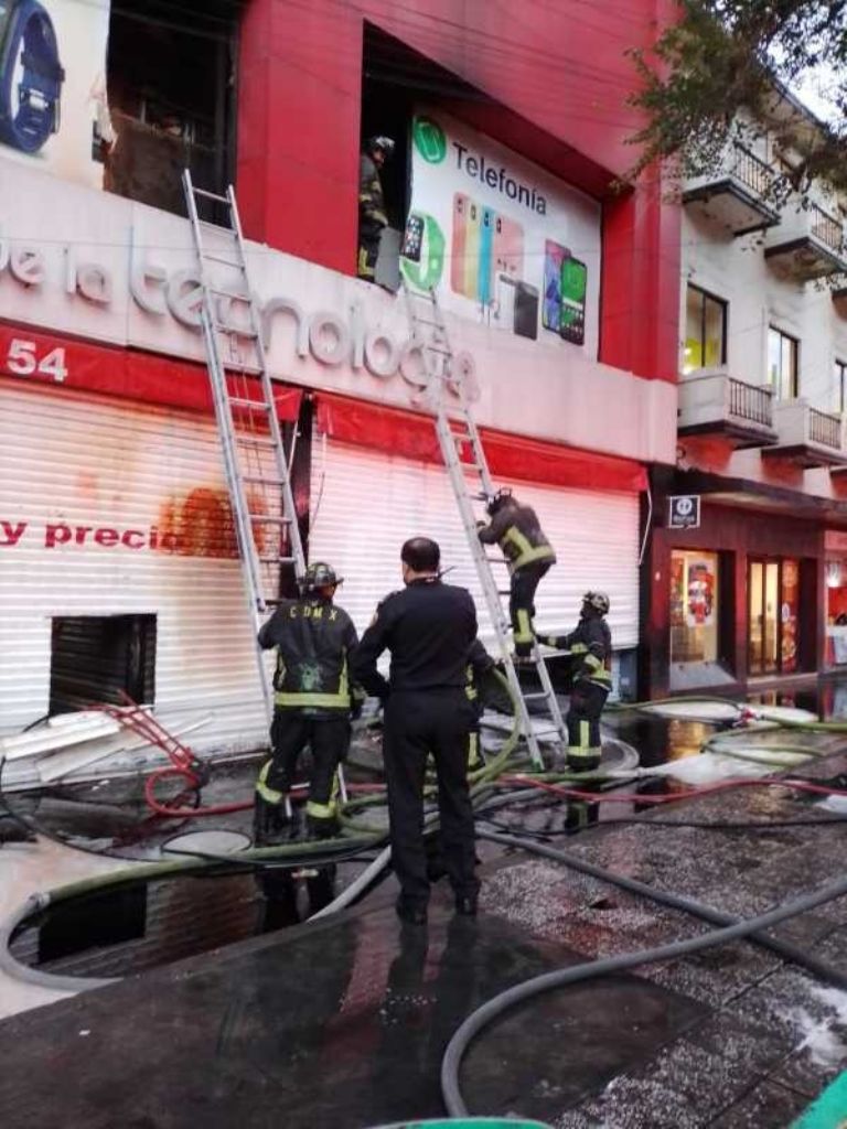 El incendio consumió dos locales de la Plaza de la Tecnología. Foto: Twitter
