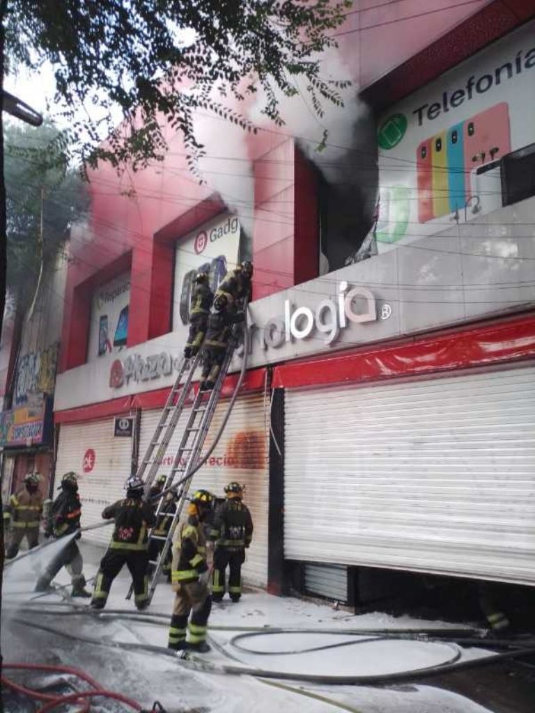 Elementos del heroico cuerpo de Bomberos de la CDMX se movilizaron en el incendio. Foto: Twitter
