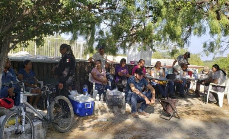 En la imagen, familiares de los 10 mineros atrapados en Sabinas, Coahuila, esperan al rescate. Foto: Twitter