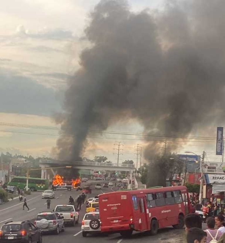 En la imagen, enfrentamiento y quema de vehículos en Zapopan, Jalisco. Foto: Twitter