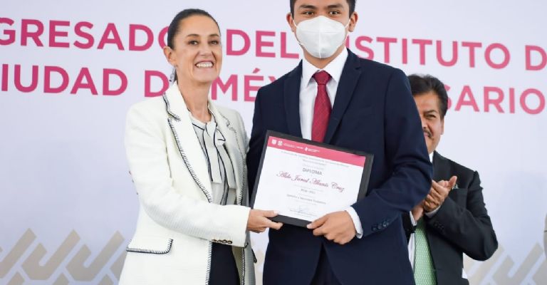 Claudia Sheinbaum felicita a graduados de IESRC