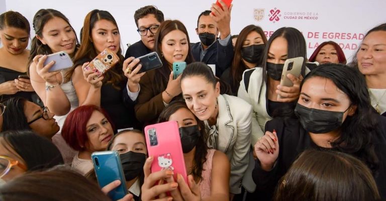 Los estudiantes se tomaron selfies con Sheinbaum