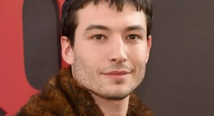 Tras ser acusado de delito grave de robo, Ezra Miller reaparece sonriente ante las cámaras