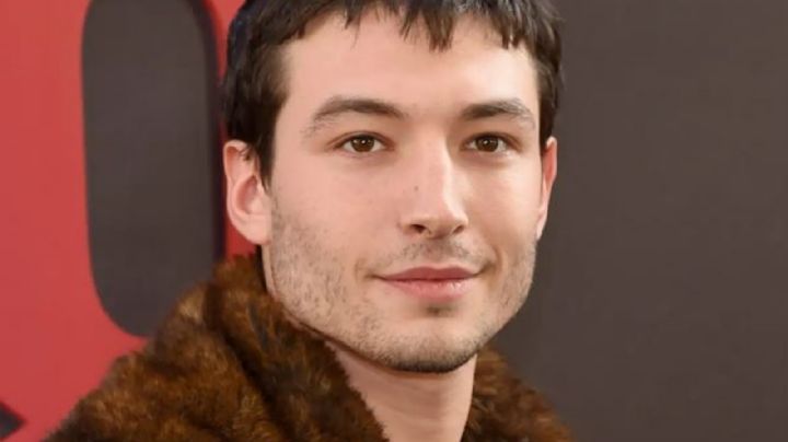 Tras ser acusado de delito grave de robo, Ezra Miller reaparece sonriente ante las cámaras
