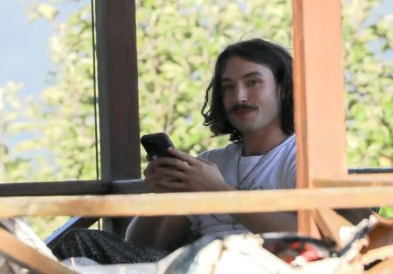 Fotografía de Ezra Miller en su porche