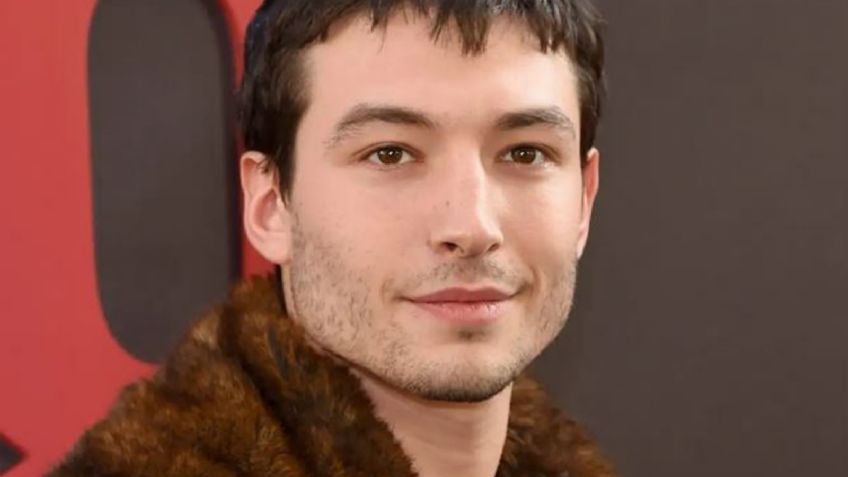 Tras ser acusado de delito grave de robo, Ezra Miller reaparece sonriente ante las cámaras