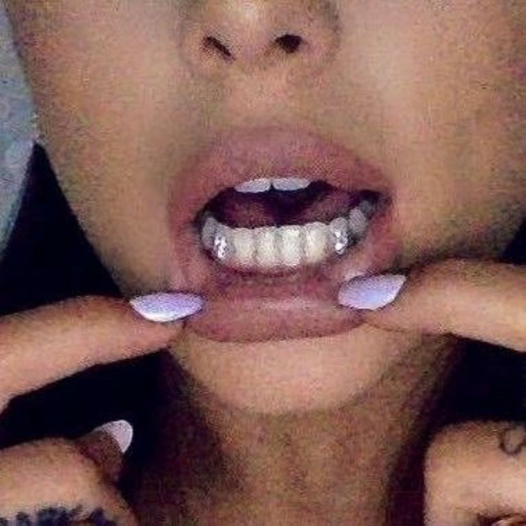 Diamantes en los dientes de Ariana Grande