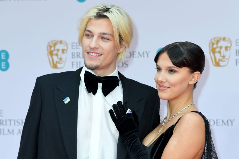 Millie Bobby Brown y Jake Bongiobi 