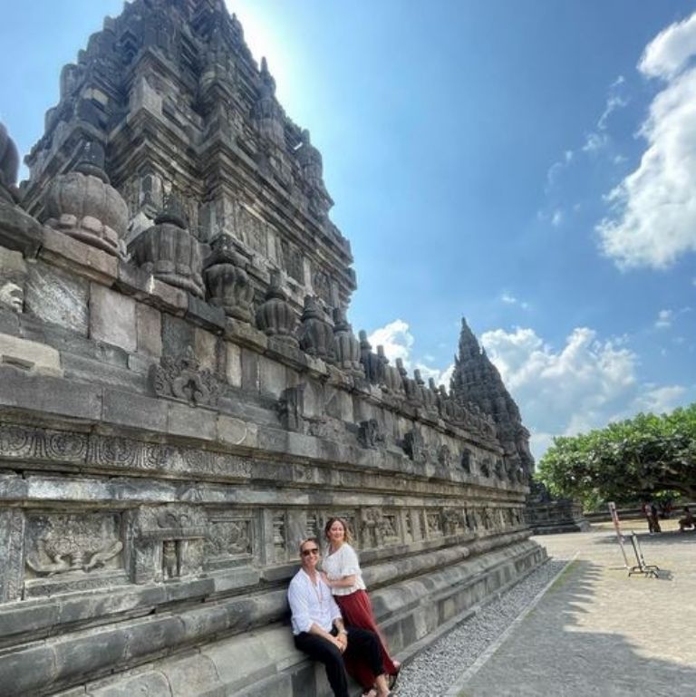 Erik Rubín y Andrea Legarreta en Indonesia 