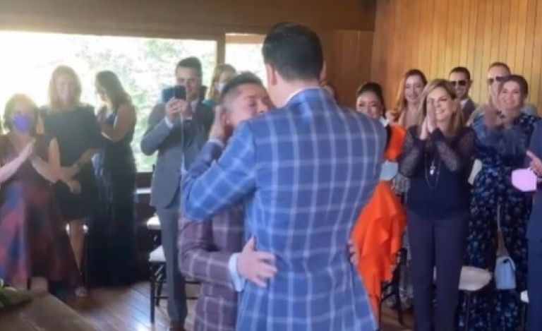 El momento del tierno beso entre los novios 