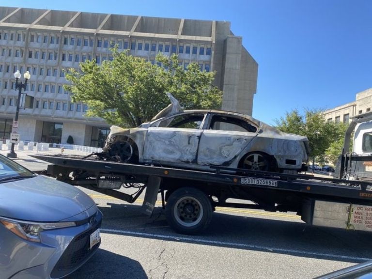 En la imagen, el vehículo que ardió en llamas a las afueras del Capitolio, en EU. Foto: Twitter