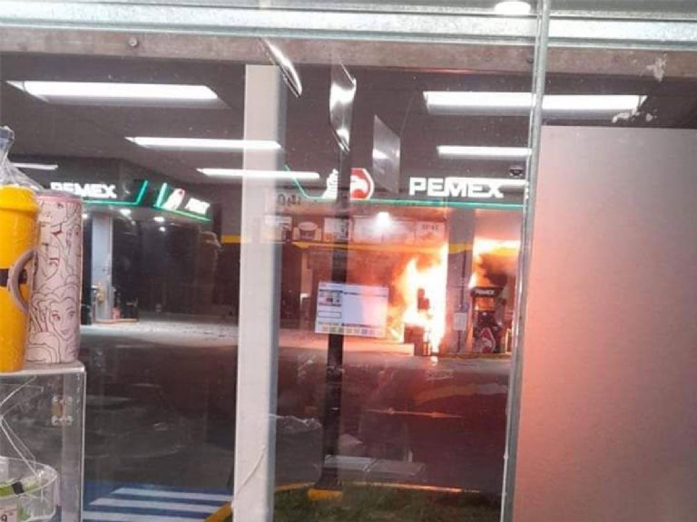 En la imagen, el incendio de la gasolinera en Michoacán, presuntamente provocado por sicarios del CJNG. Foto: Twitter