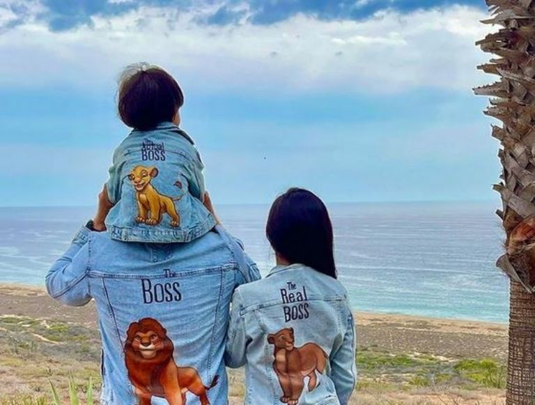 África Zavala presume chamarras del 'Rey León'