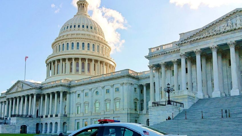 En el Capitolio de EU: Hombre colisiona contra barda; saca un arma de fuego y se dispara