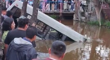 Como el Titanic: Microbús de transporte cae a canal de Xochimilco; hay lesionados
