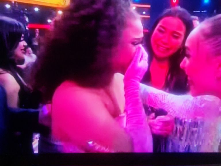 En la imagen, Cesia llora tras enterarse que es la ganadora de 'La Academia 20 años'. Foto: Facebook