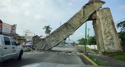 Por poco: Captan momento exacto en que arco de bienvenida en Veracruz se desploma